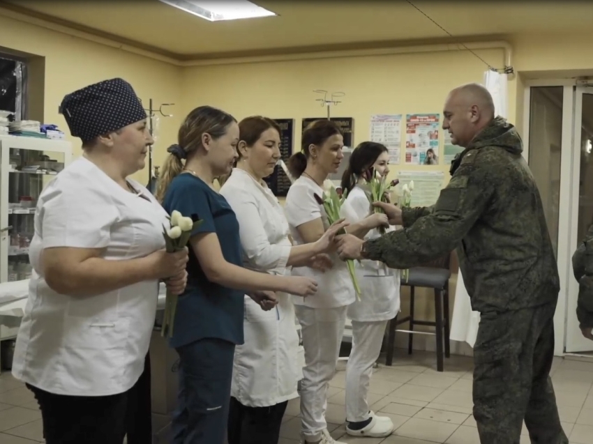Военнослужащие группировки «Восток» поздравили женщин-медиков с 8 Марта